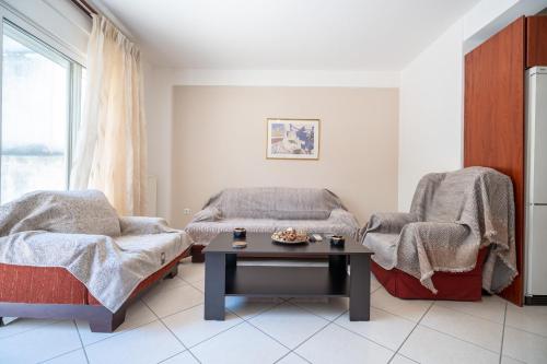 - un salon avec deux chaises et une table dans l'établissement Ag.Anargyroi 2 bedrooms 4 persons apartmnet by MPS, à Athènes