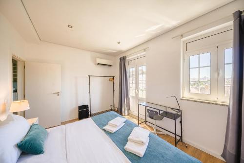 ポルトにあるFeel Porto Historical Apartmentsのベッドルーム1室(ベッド1台、デスク付)