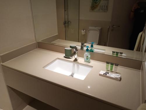 Ένα μπάνιο στο Discover Yas 2BR in Water's Edge B10 -232