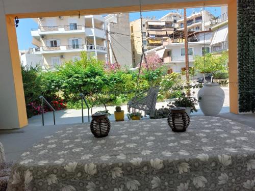 drei Vasen auf einem Tisch auf einer Terrasse in der Unterkunft Oranje Guesthouse in Itea