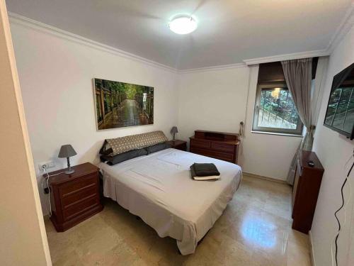 1 dormitorio con 1 cama grande y 2 mesitas de noche en Centro Historico, en Andorra la Vella