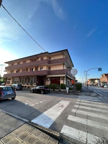 un edificio con coches aparcados frente a una calle en Hotel Colonna en Albignasego