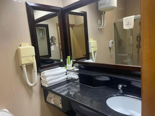 a bathroom with a sink and a mirror at Hotel Marjorie `Y` in Tema
