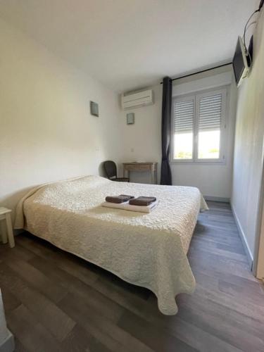 une chambre avec un lit et une fenêtre dans l'établissement Hotel Restaurant La Ceinture, à Montcalm