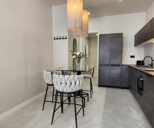 a dining room with a table and chairs in a kitchen at MD Pare Presentat in Valencia