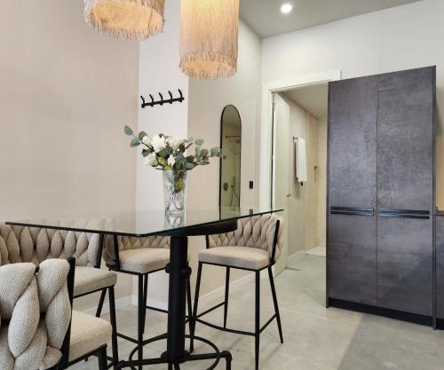 a dining room with a table with chairs and a vase of flowers at MD Pare Presentat in Valencia