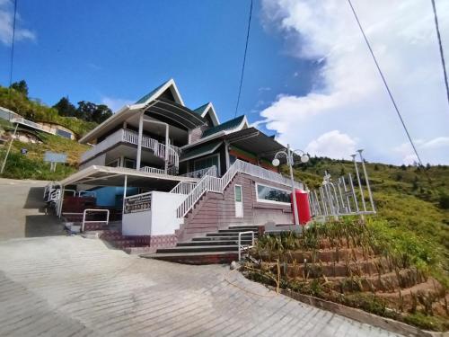 una casa al lado de una colina en Highland Homestay Kundasang, en Ranau