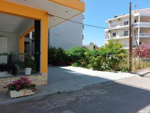 an empty street in front of a building at Oranje Guesthouse in Itea