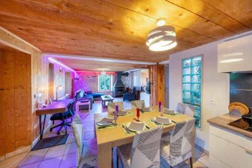 une salle à manger avec une table et des chaises dans l'établissement Apartment with Garden & terrasse very quiet, à Thonon-les-Bains