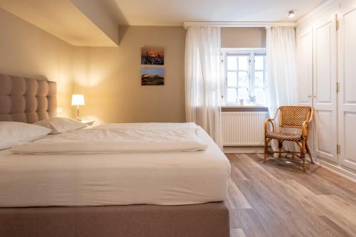ヴェニングシュテットにあるAm Heidepark, App 3 Dのベッドルーム1室(ベッド1台、椅子、窓付)