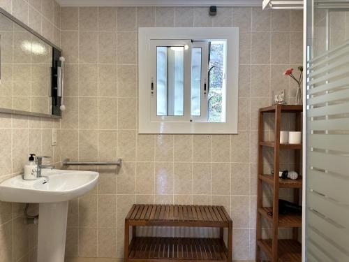 een badkamer met een wastafel en een spiegel bij LETS HOLIDAYS Beautiful house sea views in Tossa de Mar