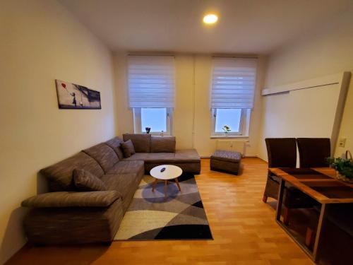 uma sala de estar com um sofá e uma mesa em VILLA LINDENECK ECONOMY em Bernburg