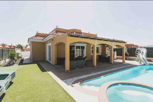Villa Pearetree - Gorgeous 4 bedroom villa with private pool