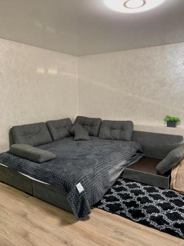 Cama grande en habitación con alfombra en Мотель ''Ланівці'', en Lanivtsi