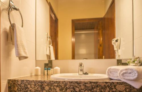 ランソルにあるアパートホテル オナ ドラダ エル タルテールのバスルーム(洗面台、鏡付)