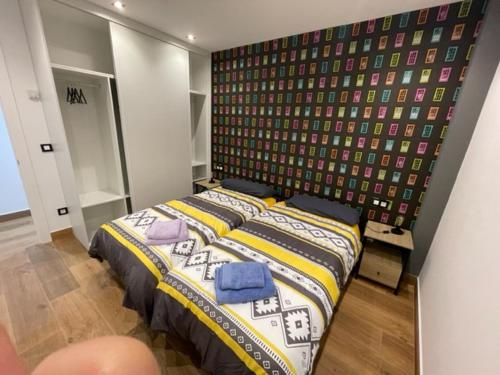 a bedroom with a bed and a wall at Apartamento TROMPETA !!PARKING PRIVADO GRATUITO!! in Logroño