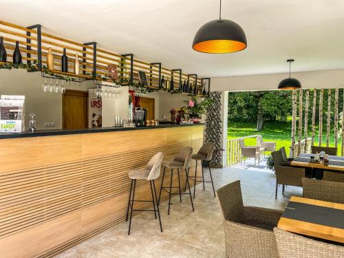 The lounge or bar area at Pensiunea AN de AN Remeti