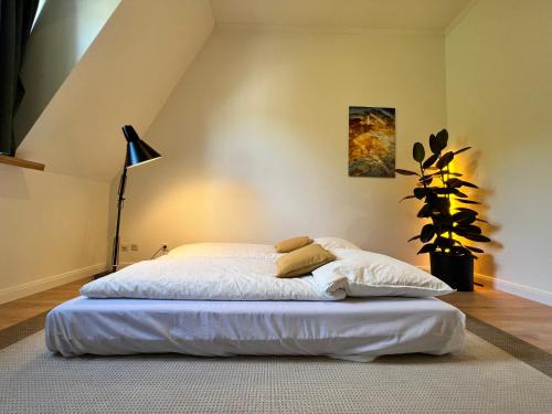 Postel nebo postele na pokoji v ubytování Renoviertes Design Apartment mit Toller Terasse