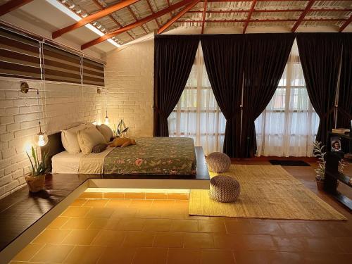 瓦卡拉的住宿－Boho's Hotel，一间设有床铺的卧室,位于带窗户的房间内