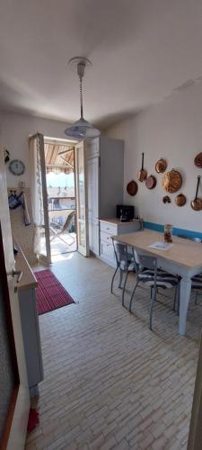 cocina con mesa y sillas en una habitación en Casa Rosa, en Domaso