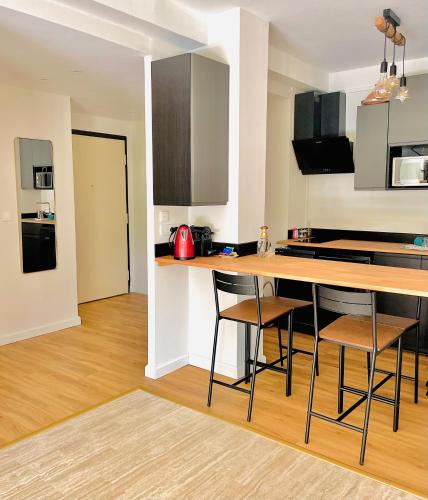 une cuisine avec une table et des chaises dans une pièce dans l'établissement L’Écrin, à Aix-en-Provence