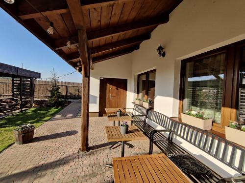 un patio con bancos y mesas en un edificio en Dębina30 - Naturalnie odpoczniesz, en Gorzów Śląski
