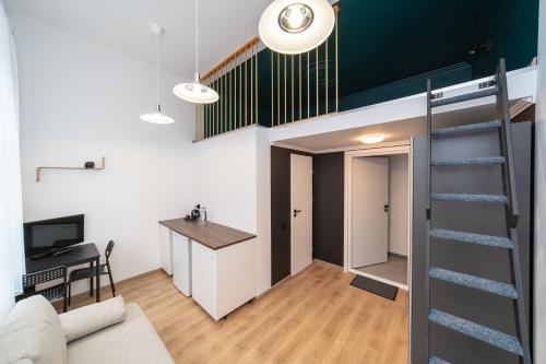 uma sala de estar com uma escada que leva até um loft em VIPoL Pokoje Biznesowe em Lódź