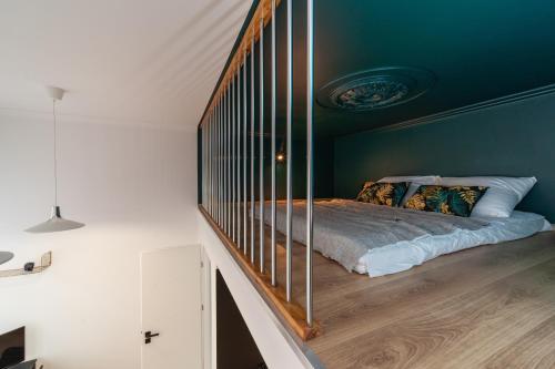 um quarto com uma cama com uma parede de vidro em VIPoL Pokoje Biznesowe em Lódź