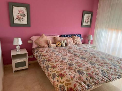 um quarto com uma cama com dois bichos de peluche em Los Granados de la Duquesa 112 em San Luis de Sabinillas