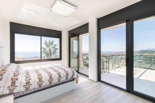 1 dormitorio con ventanas y 1 cama con vistas en VILLA DE LUJO CERCA DE BARCELONA Y COSTA BRAVA, en Sant Vicenç de Montalt