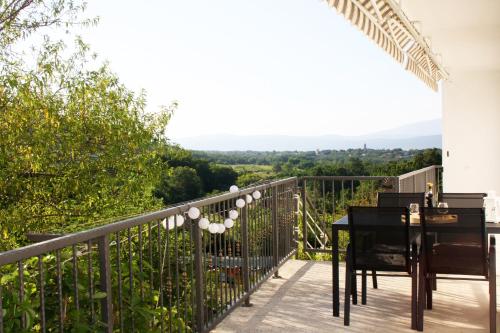 einen Balkon mit einem Tisch und einem Klavier in der Unterkunft Imotski Holiday home in picturesque village near Imotski lakes and Makarska sea with wi-fi in Podbablje