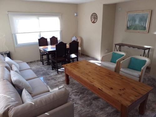sala de estar con sofá, mesa y sillas en Rincon de Montaña in 