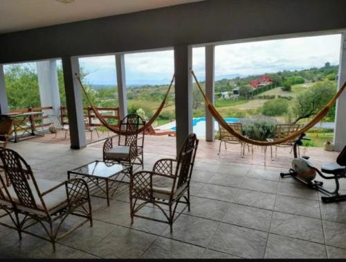 una habitación con sillas y hamacas en un patio en Rincon de Montaña in 