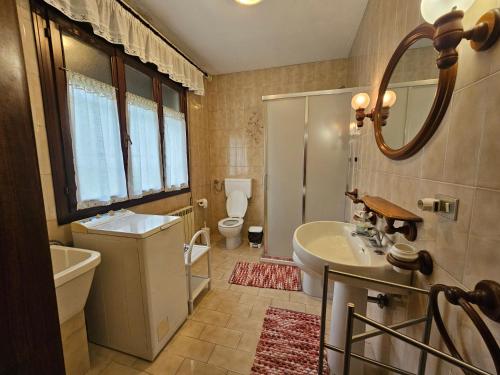 ミラーノにあるHappygreenのバスルーム(洗面台、トイレ、バスタブ付)