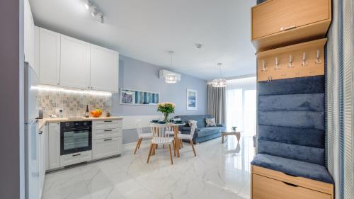 Kuchyň nebo kuchyňský kout v ubytování Apartament Akwamaryn 309 przy plaży- Perłowa Przystań- Holiday City