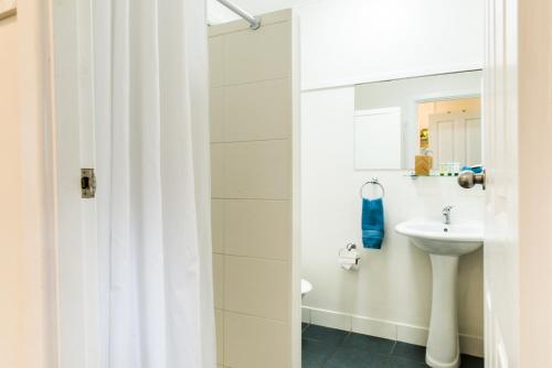 La salle de bains est pourvue d'un lavabo et d'une douche. dans l'établissement The Retreat Port Stephens, à Anna Bay