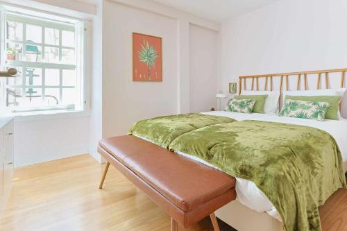 Un dormitorio con una cama grande y una ventana en Downtown Charming Apartments Apartamento Castelo, en Chaves