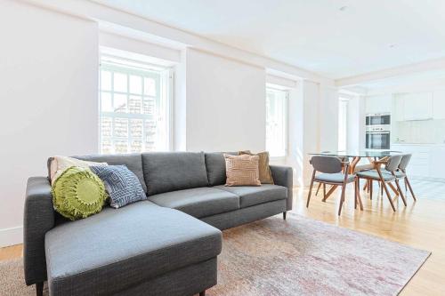 a living room with a couch and a table at Downtown Charming Apartments - Apartamento Castelo in Chaves