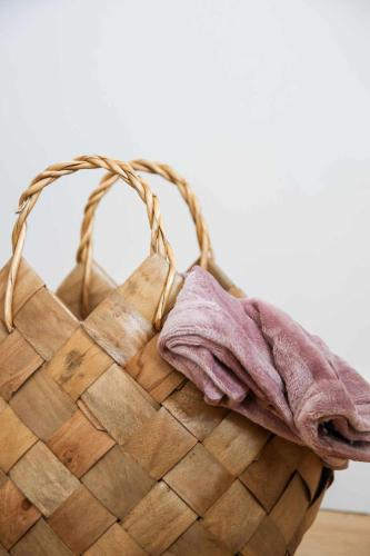 a basket with a towel on top of it at Downtown Charming Apartments - Apartamento Ponte in Chaves