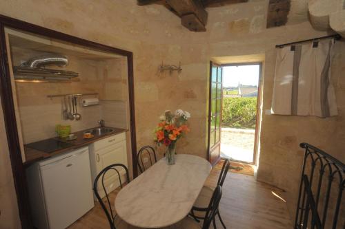 Una cocina o zona de cocina en Clos Moulin Du Cadet