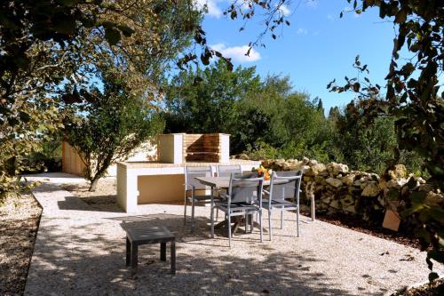 Un restaurante o sitio para comer en Clos Moulin Du Cadet