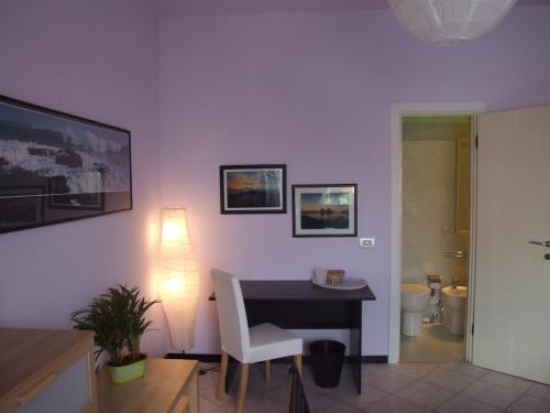 sala de estar con mesa y lámpara en Cà dell'Angelo, en Canegrate