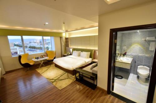 Bilik mandi di The District Hotel Najran