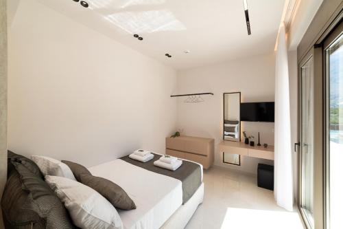 Televisyen dan/atau pusat hiburan di Villa El by PosarelliVillas