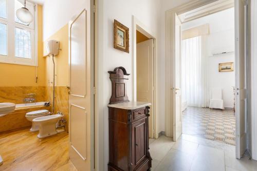 bagno con servizi igienici e lavandino di Villa Fazzi by Perle di Puglia a San Cesario di Lecce