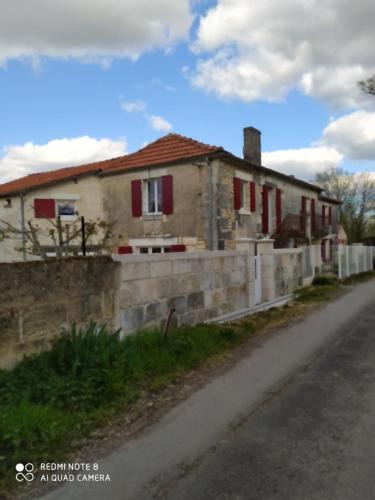 uma casa ao lado de uma estrada em Ferme rénovée à 7mn de Périgueux em Champcevinel