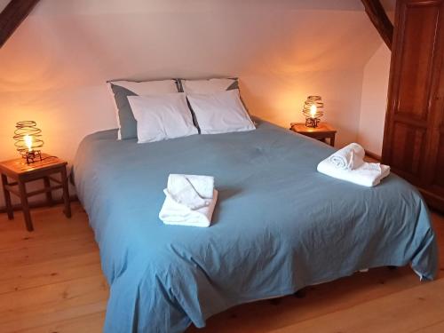 WittisheimにあるLa grange d'Ernestのベッドルーム1室(大型ベッド1台、タオル付)