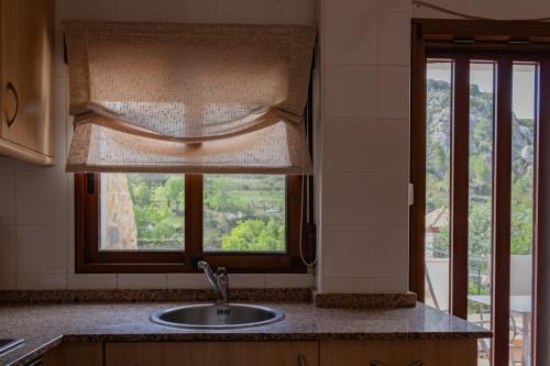 AndillaにあるCasa rural La Murallaのシンクと窓のあるキッチン