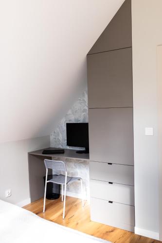 TV a/nebo společenská místnost v ubytování Nowoczesne apartamenty przy plaży nad Zalewem Szczecińskim w Czarnocinie