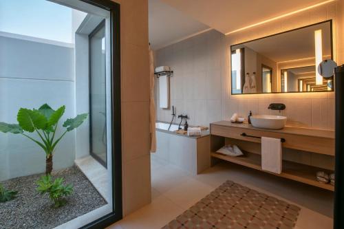 Bilik mandi di SO/ Sotogrande Spa & Golf Resort Hotel